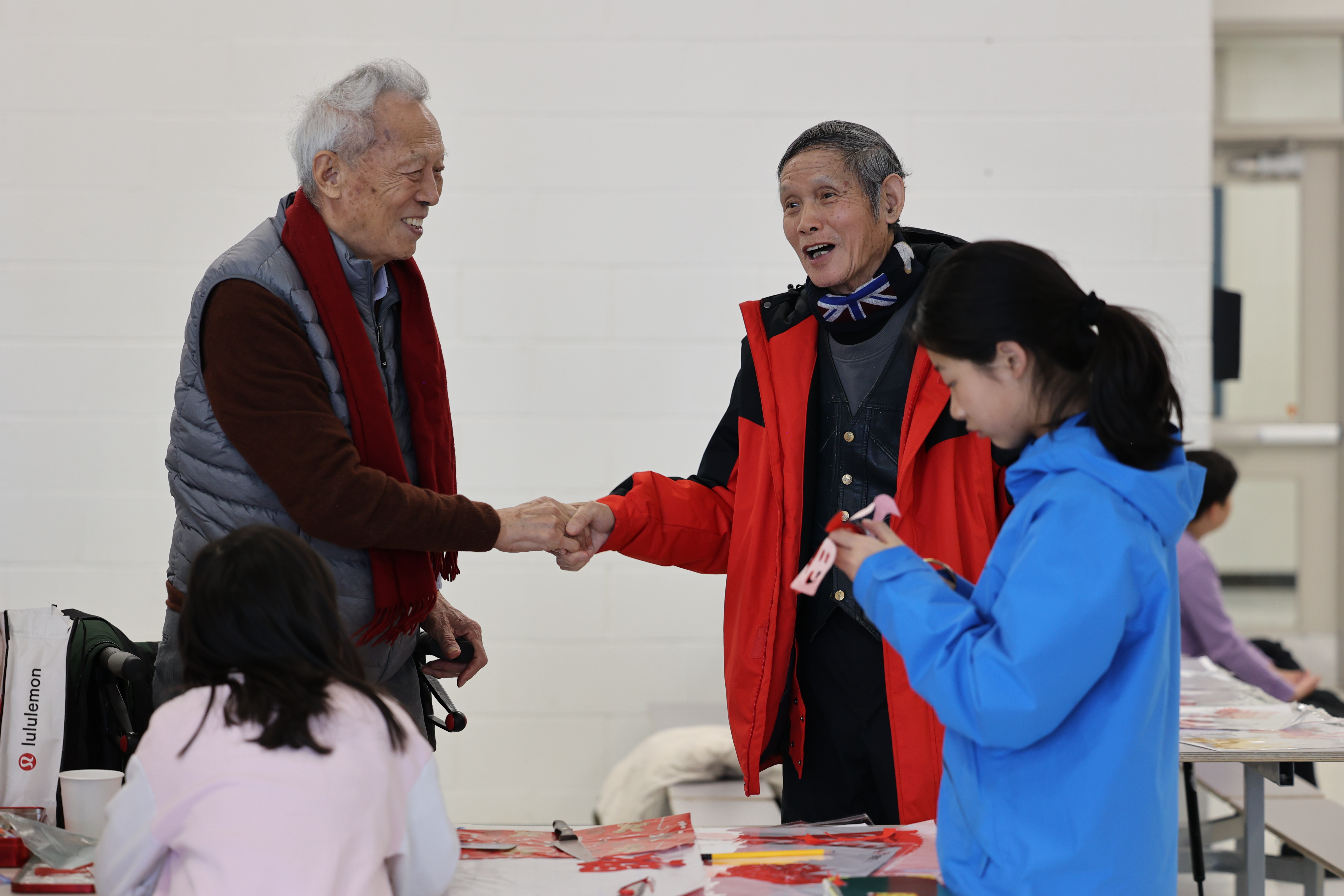 唐教授与友人亲切交流