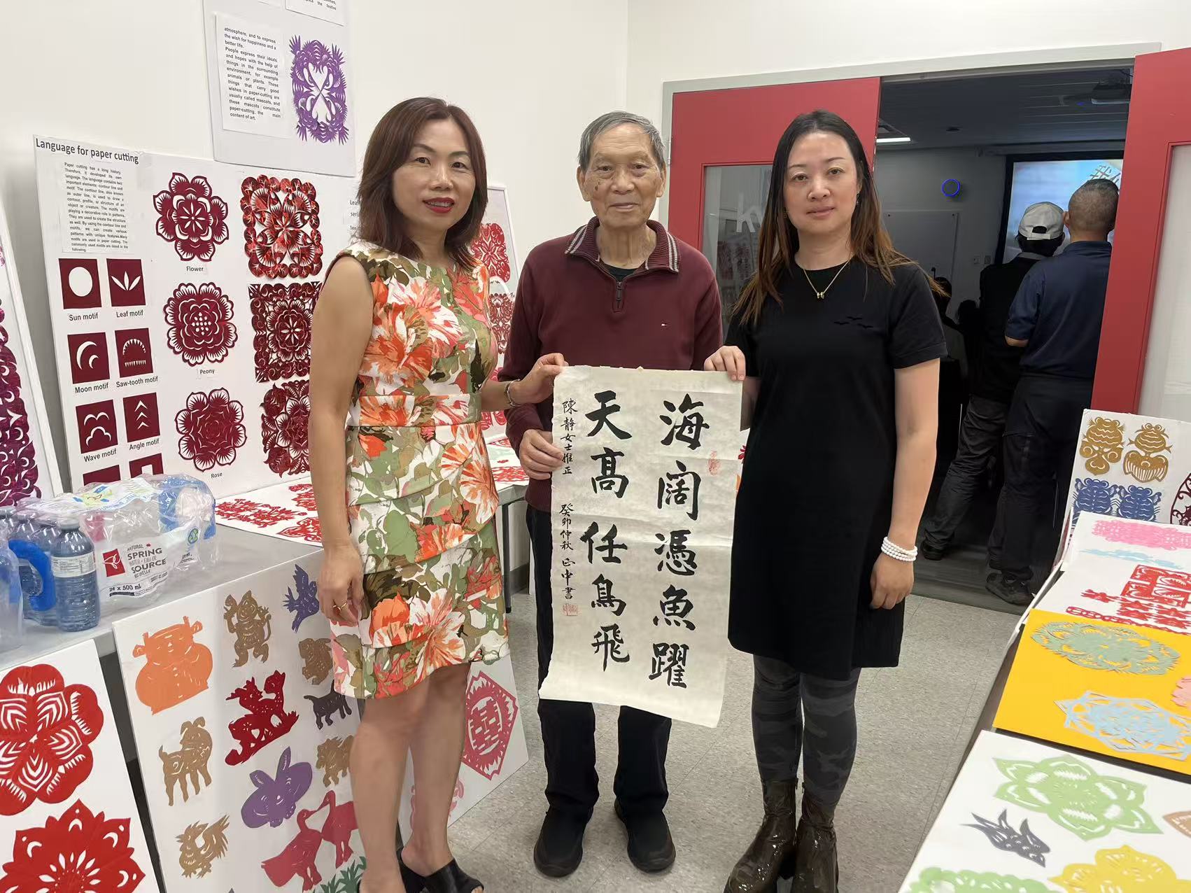 唐教授与书法作品合影