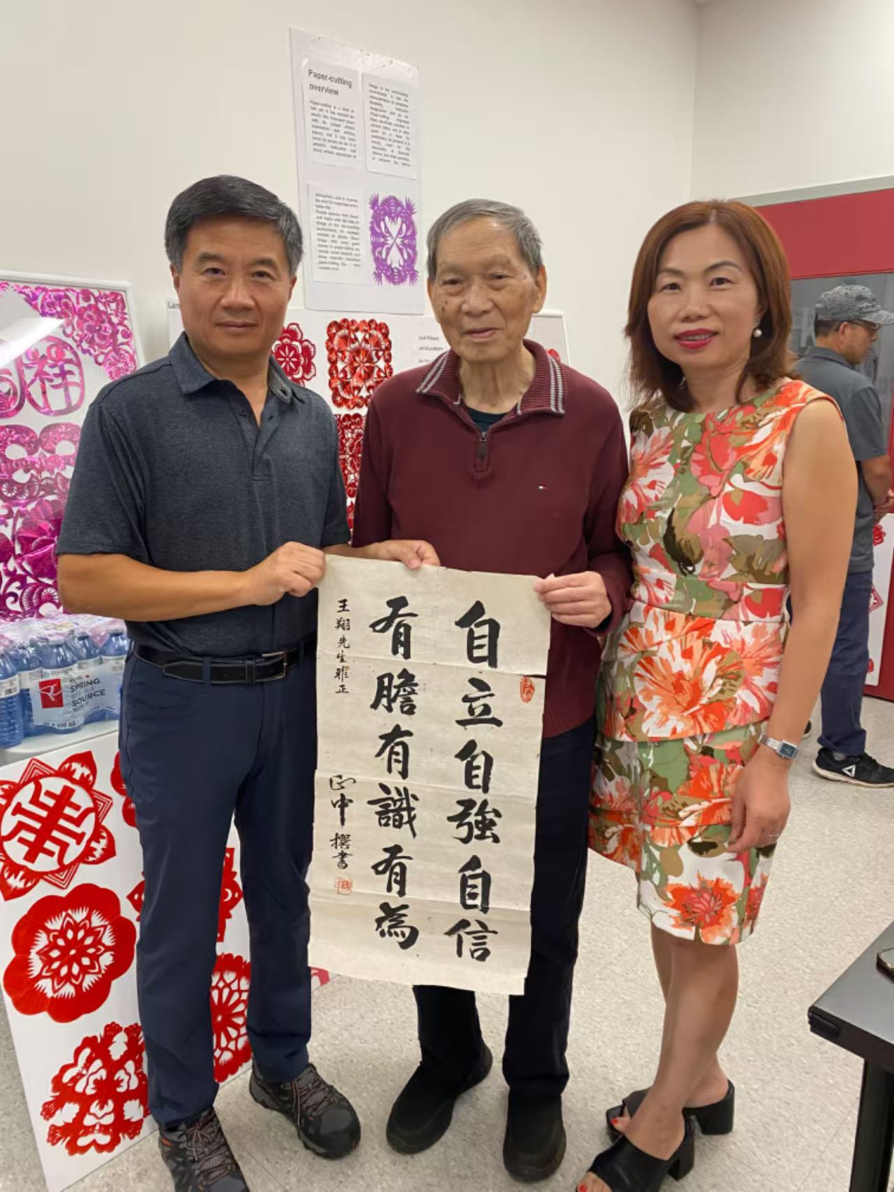 唐教授与书法作品合影